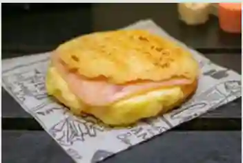 Arepa Jamón y Queso con Coca Cola