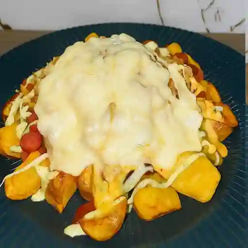 Salchipapa gratinada grande