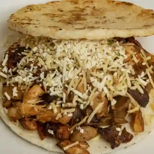 Arepa Carne Pollo Chorizo y Butifarra