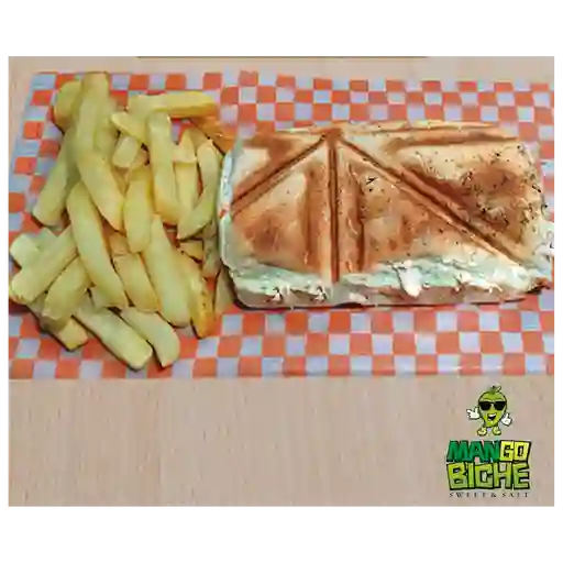 Emparedado de pollo con papas