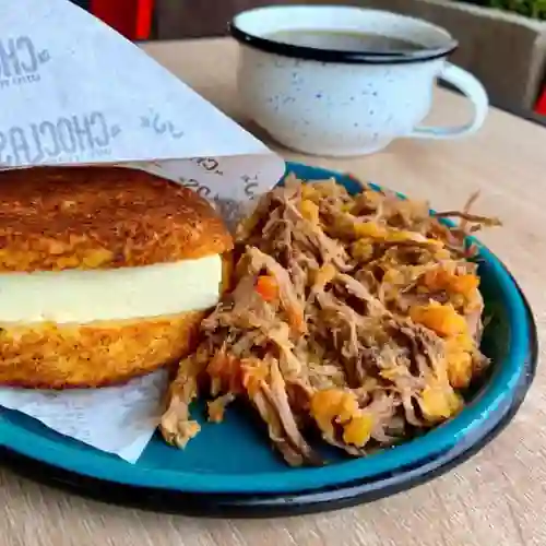 Carne Desmechada con Arepa de Chócolo