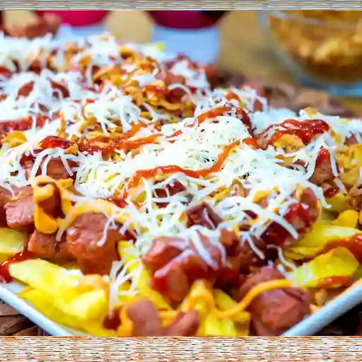 Salchipapa clásica callejera personal