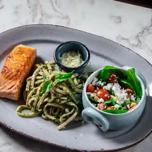 Pasta Almendra Pesto con Salmón