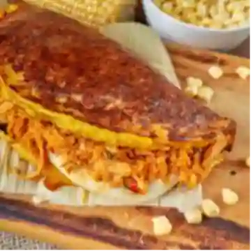 Cachapa con Pollo Mechado y Queso