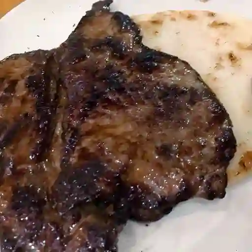 Filete de Res Asado con Arepa