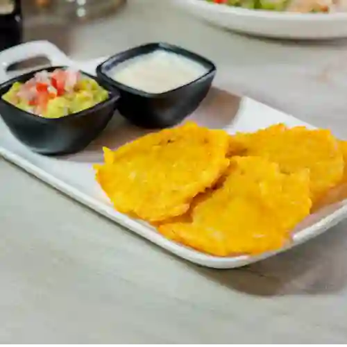 Patacones con Guacamole y Suero X 3
