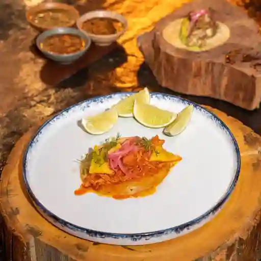 Taco chicharrón en salsa verde