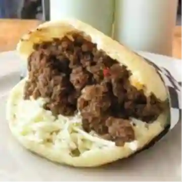 Arepa Carne Molida y Queso