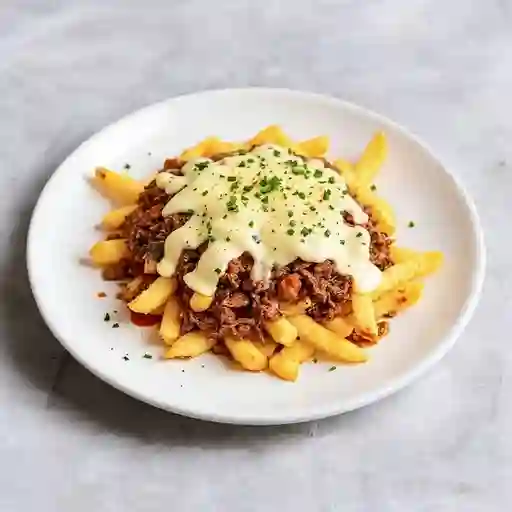 Salchipapa pequeña con carne desmechada