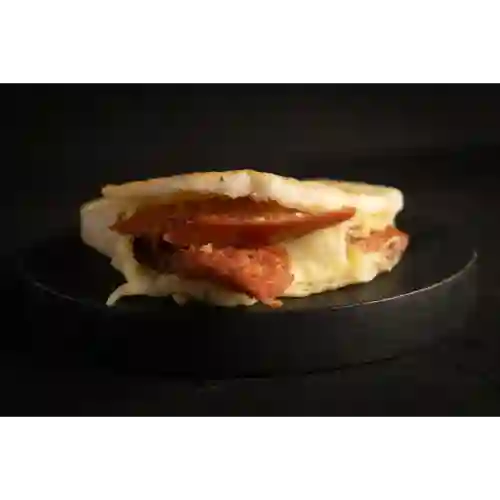 Arepa de Chorizo Ahumado y Queso.