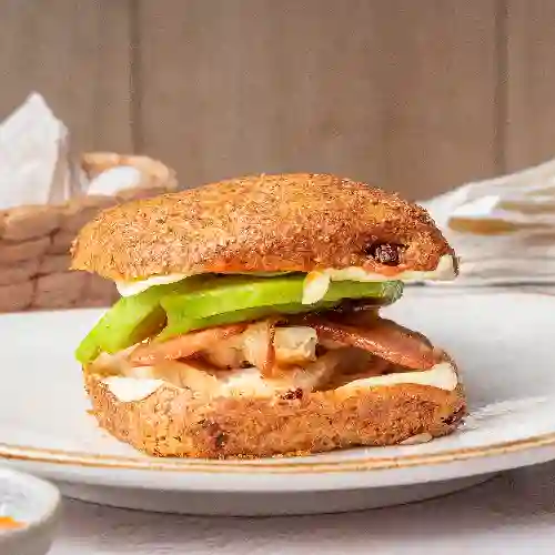 Sándwich Pollo-Tocineta