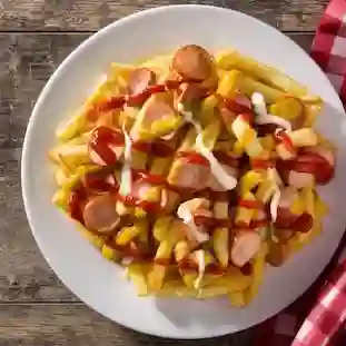 Salchipapa tradicional