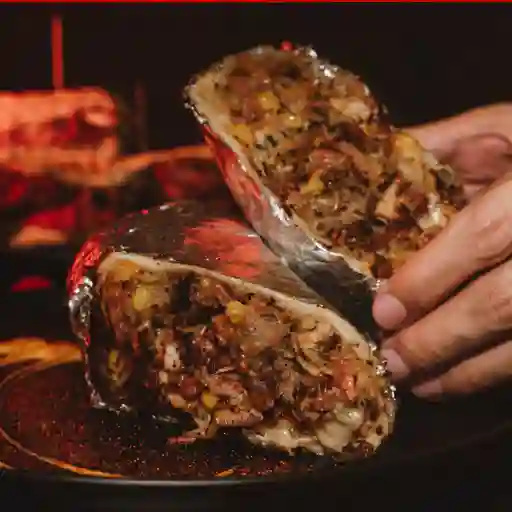 Perro al carbón de pollo