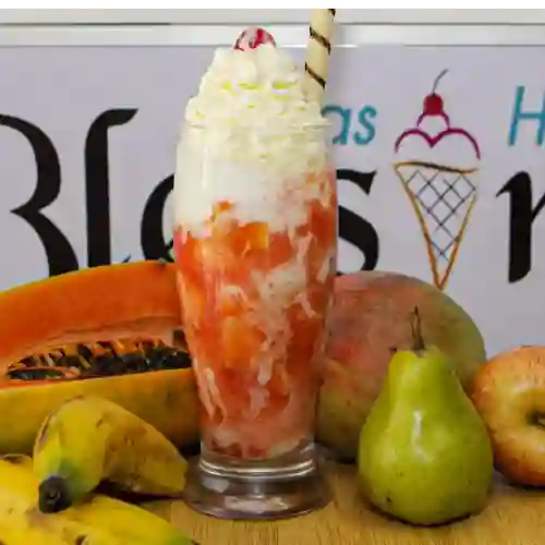 Salpicón con Helado Queso y Chantilly