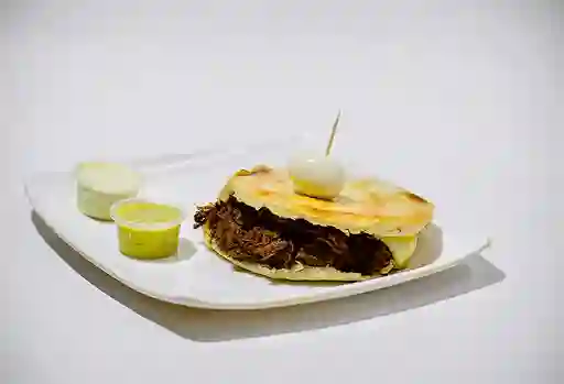 Arepa con Carne y Queso