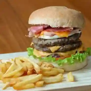 Super Hamburguesa Triple Carne con Papas