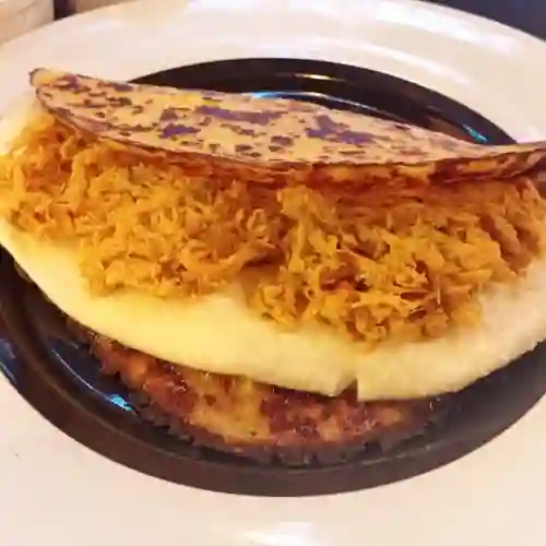 Cachapa con Queso de Mano y Pollo