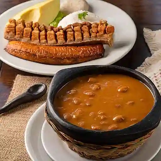 Fríjoles con Chicharrón