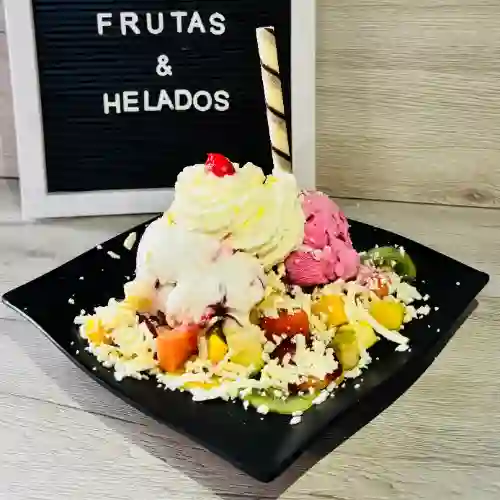 Ensalada con Helado Queso y Chantilly