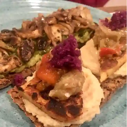Sándwich Abierto Hongos y Tempeh