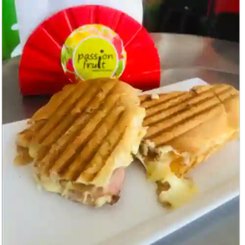 Panini Jamón y Triple Queso