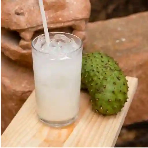 Jugo guanábana en agua