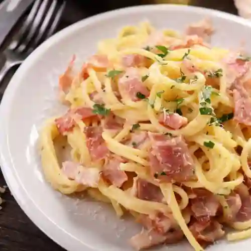 Pasta Alfredo con Tocineta