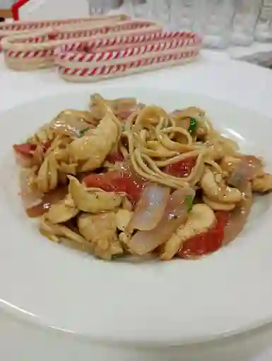 Tallarin Salteado de Pollo