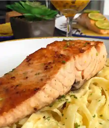 Salmón a la Pasta Alfredo