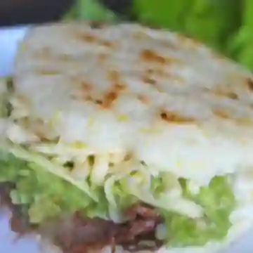 Arepa rellena de pollo