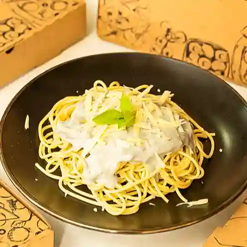 Pasta con queso azul y tocineta y bebid