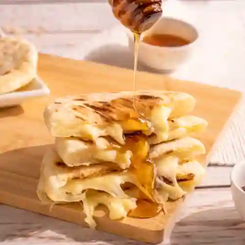 Arepa de Yuca Rellena de Queso