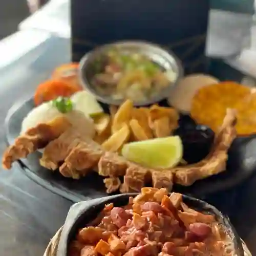 2 Cazuelas Antioqueñas+chicharron+bebida