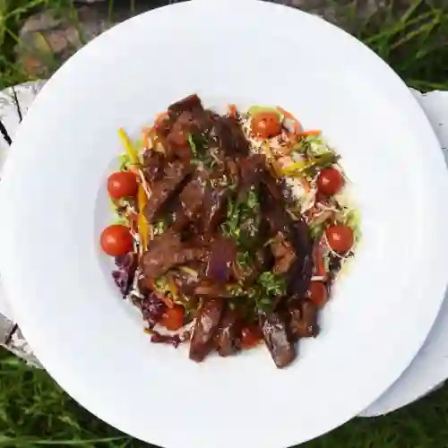 Lomo Saltado Sobre Ensalada de la Casa
