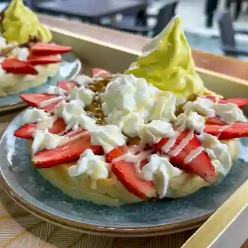 Waffle con Fresa y Helado