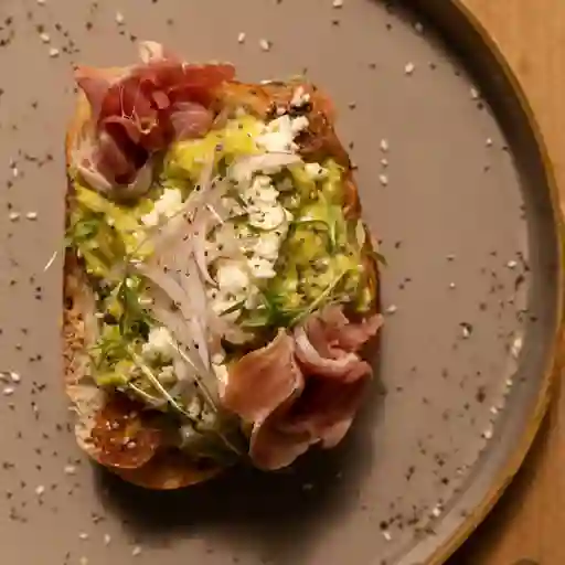 Tostada de aguacate con jamón serrano