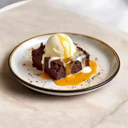 Brownie De Maranon Con Helado De Coco