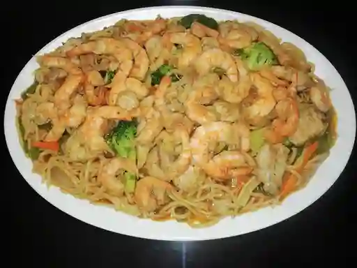 Lo Mein con Pollo y Camarón