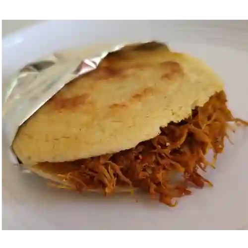 Arepa Rellena de Carne Desmechada
