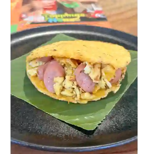 Arepa con Huevos y Salchicha