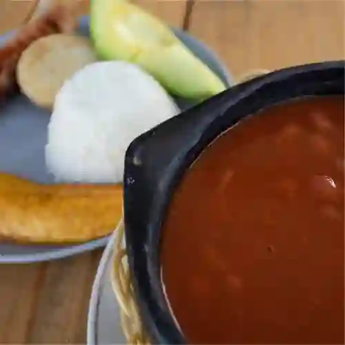 Frisoles con Chicharrón