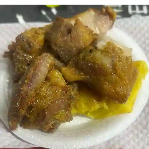 Porción de Chicharrón con Platano