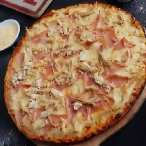 Pizza de Jamon con Pollo