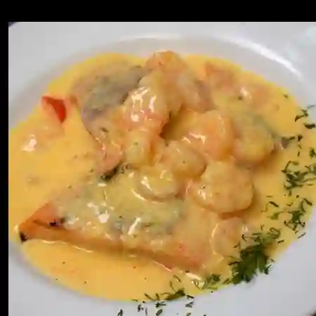 Salmón en Salsa de Camarones