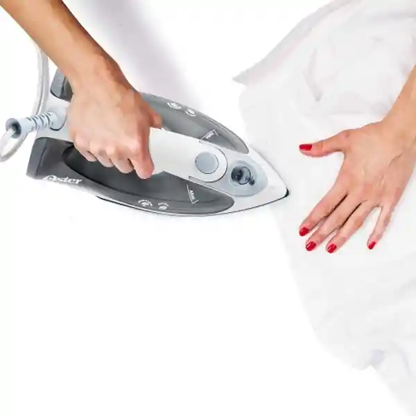 Oster Plancha Antiadherente Gris Con Rociador