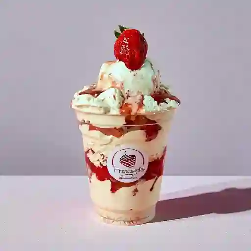 1 Fresa con Crema + Salsa + Helado 12 OZ
