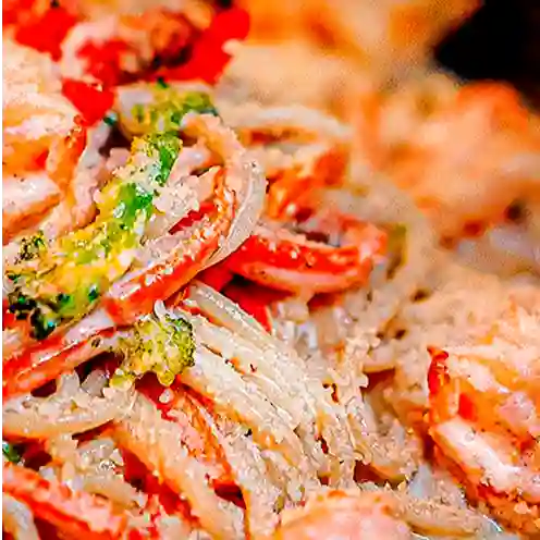 Pasta vegetariano y bebida