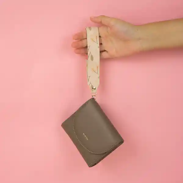 Cartera Pequeña Para Mujer Con Correa de Flores Café Miniso