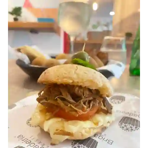 Pao de Queijo Carne Louca