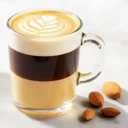 Latte caliente en leche de almendras